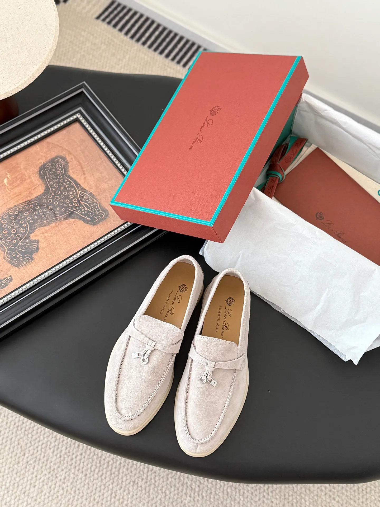 👟👟Ex-factory price 480👟👟 Top-quality double-layered genuine leather loafers. The quality is authentic. LP only sells high-end versions. Summer walk only has O pairs and countless pairs. The aesthetics and choice of shoes are also a kind of self-expression. Loro captures me with the comfort of walking on clouds. It adapts to the comfortable and relaxed state of wearing on weekdays, allowing i people to shuttle freely in relaxation and leisure. Double-layer leather on the upper, sheepskin lining Original outsole Size: 35-44